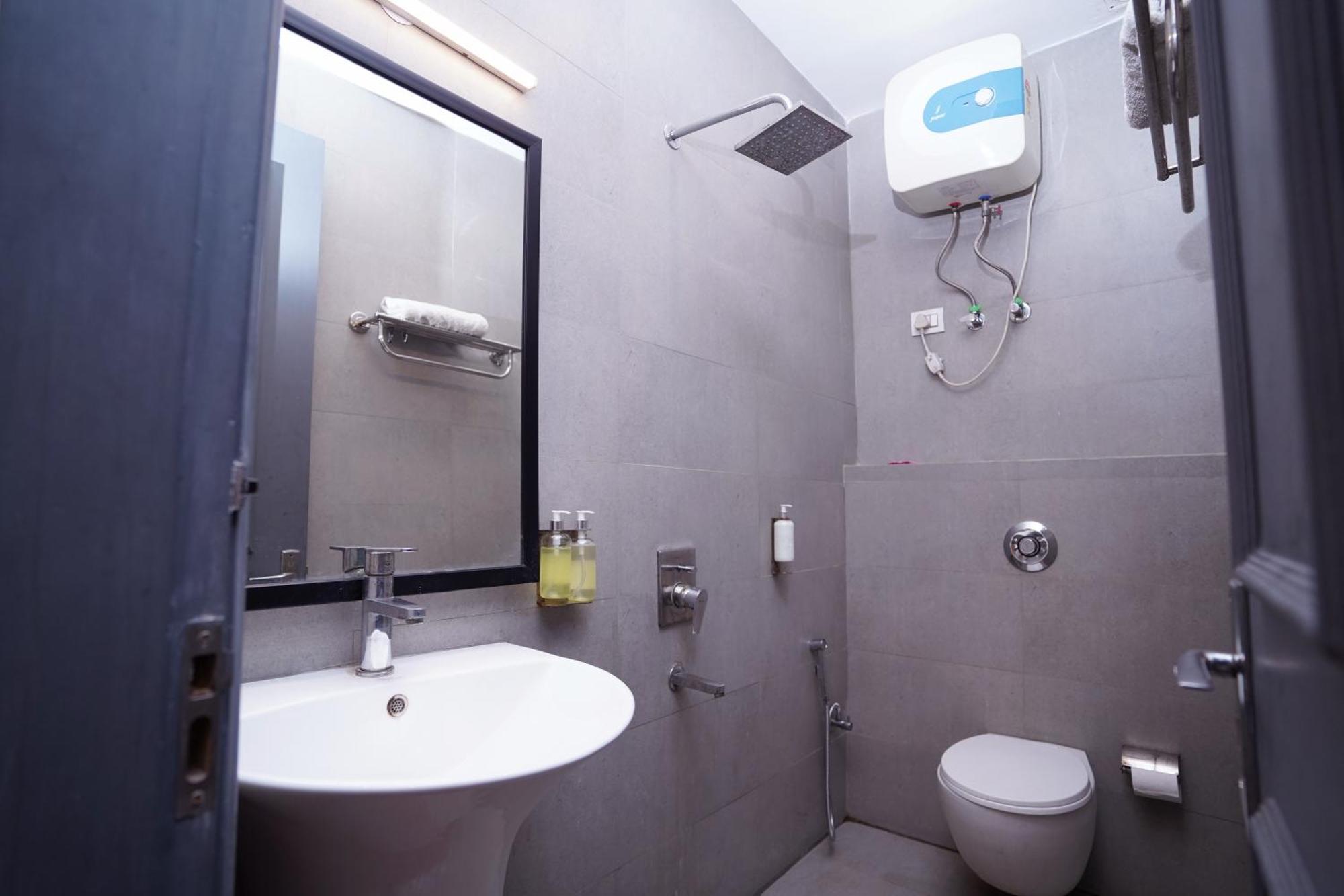 Hotel Mira Residency- Outer Ring Road, Paschim Vihar Nova Deli Exterior foto