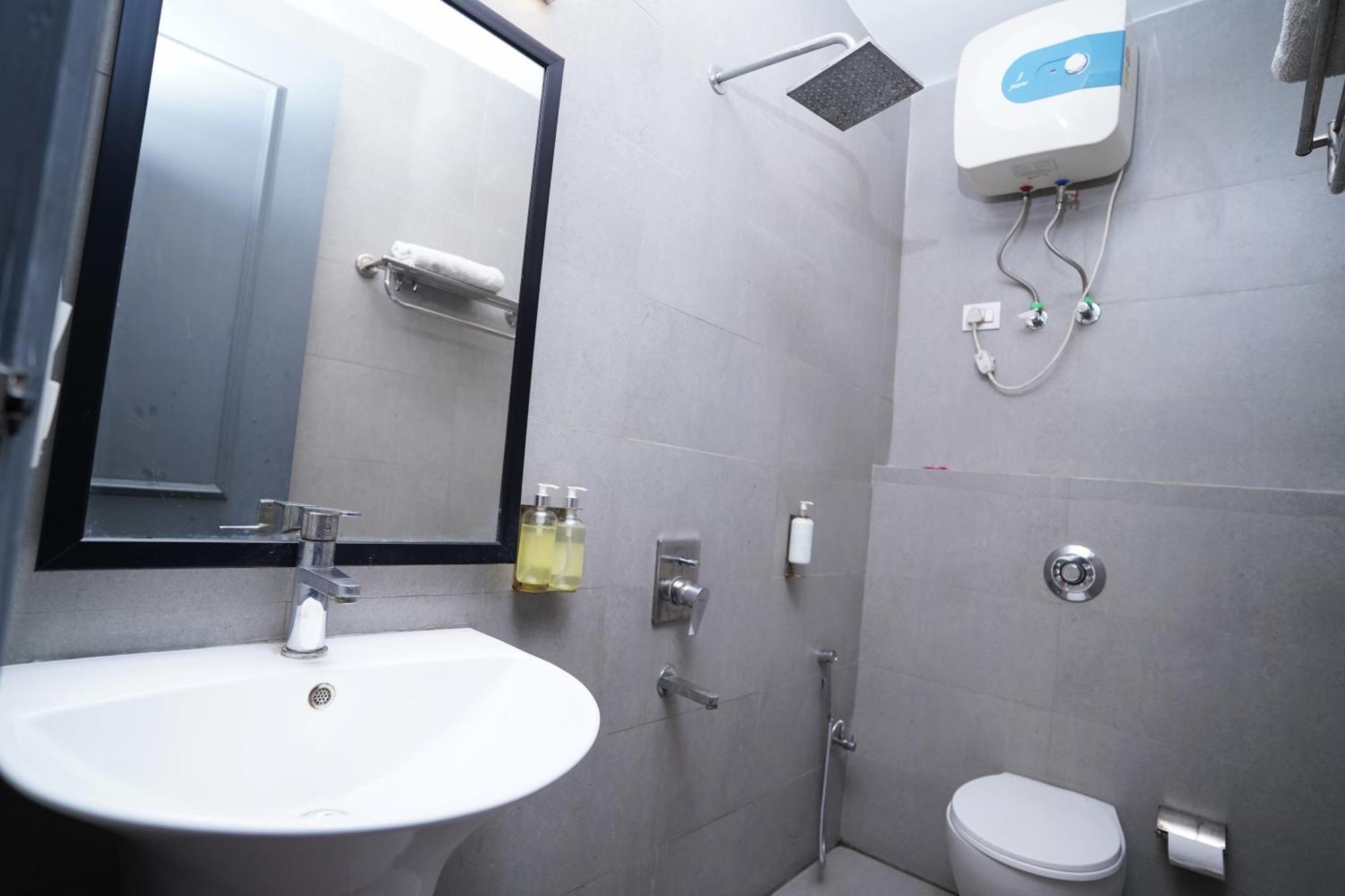 Hotel Mira Residency- Outer Ring Road, Paschim Vihar Nova Deli Exterior foto